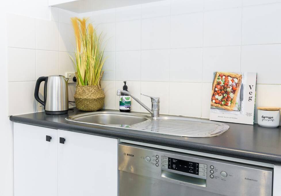 Cozy 1 Bedder In St Kilda With Balcony Leilighet Melbourne Eksteriør bilde
